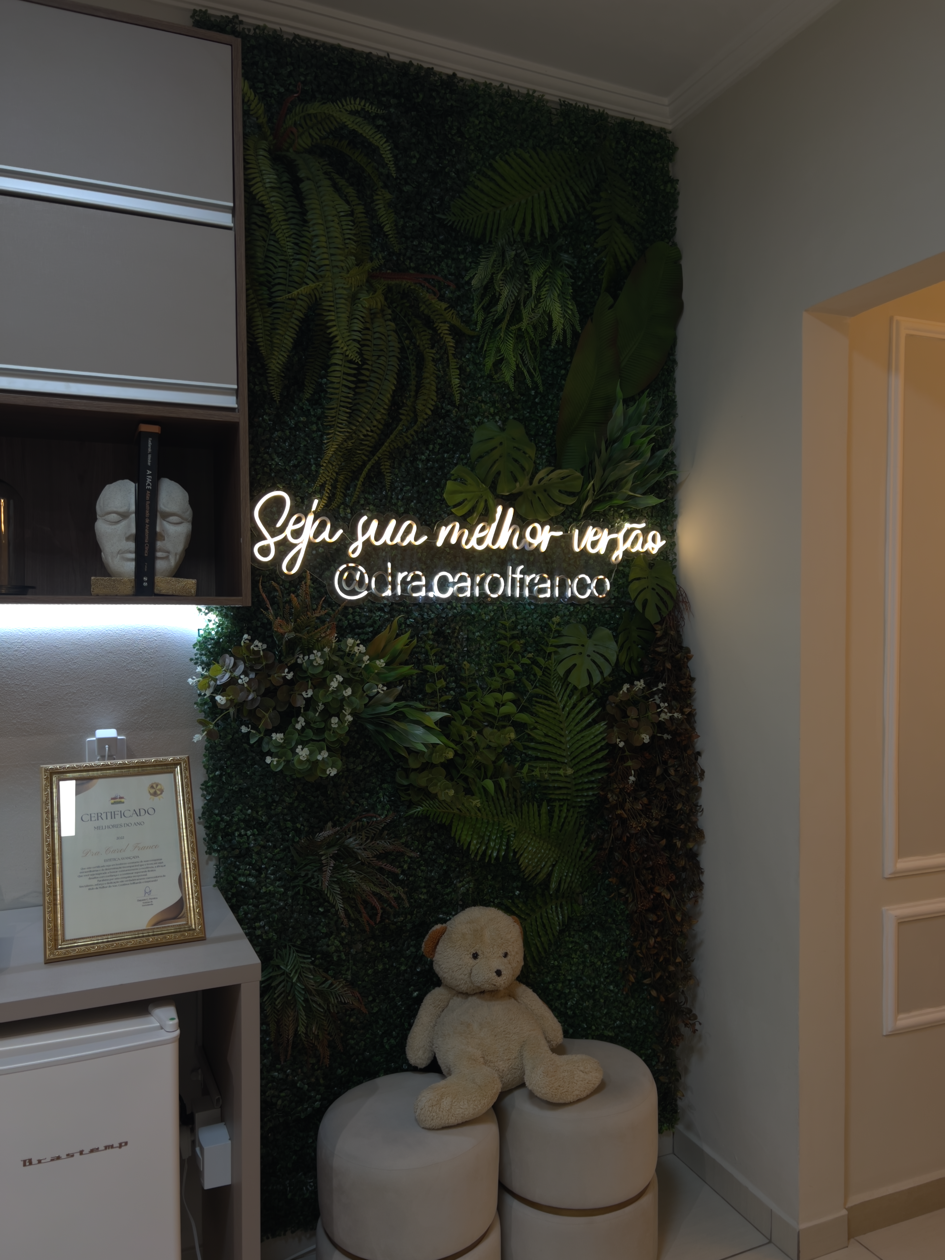 Consultório com parede verde e neon